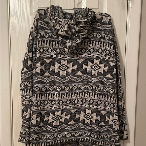 American Eagle Outfitters Black & White Patterned Cardigan - Picture 2 of 6